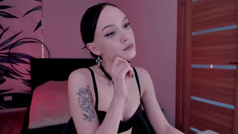 Snapshot of mistress_mialibra chatting on 02-04-25, 12:00 Mistress Mia online show from 02-04-25, 12:00