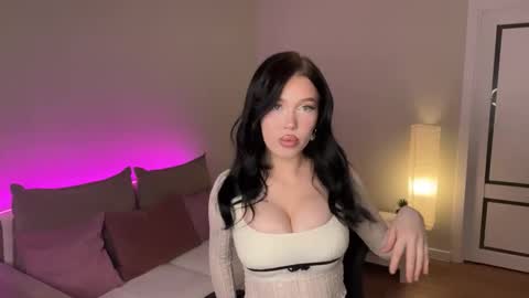 Mia online show from 12-04-25, 08:17