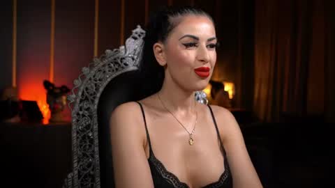 Snapshot of mistresskellykent chatting on 06-25-26, 09:30 Mistress Kelly online show from 06-25-26, 09:30
