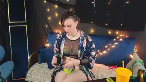 Snapshot of mistressquynnxo chatting on 10-07-25, 08:17 Mistress Quynn online show from 10-07-25, 08:17