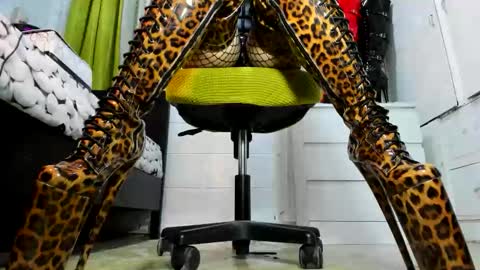 Snapshot of mistresstiffany69 chatting on 09-18-25, 06:59 Tiffany online show from 09-18-25, 06:59