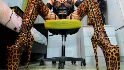 Snapshot of mistresstiffany69 chatting on 11-15-25, 11:32 Tiffany online show from 11-15-25, 11:32