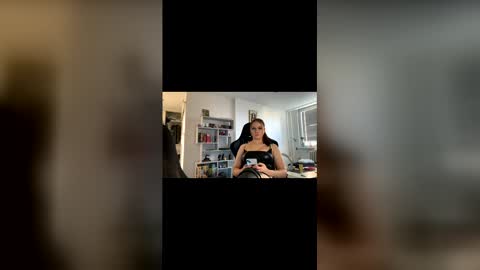 Snapshot of mistressviolet_ chatting on 06-01-26, 04:52 Mistress Violet online show from 06-01-26, 04:52