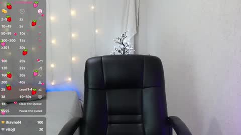 Snapshot of mixie_cute chatting on 12-20-24, 01:03 mixie_cute online show from 12-20-24, 01:03