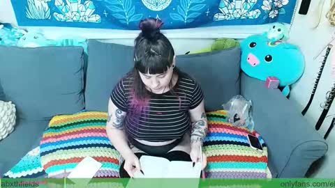 Snapshot of mizz_fieldss chatting on 11-10-25, 04:44 Elizabxth Fields online show from 11-10-25, 04:44