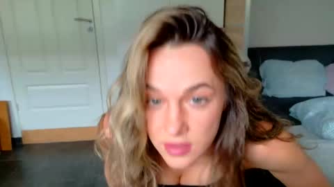 Snapshot of mmminnie chatting on 06-02-26, 10:28 mmminnie online show from 06-02-26, 10:28