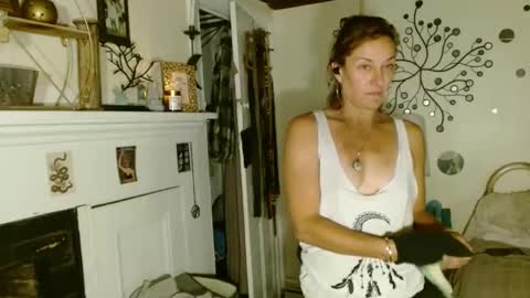 Snapshot of moistknickerchick chatting on 09-22-25, 03:08 MoistKnickerChick online show from 09-22-25, 03:08