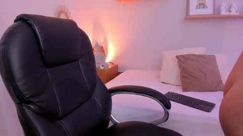 M o L l i E  online show from 02-15-25, 11:50