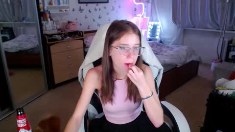 Molly Prvt is open online show from 10-08-25, 06:00