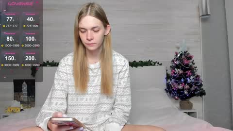 Snapshot of molly_hunt chatting on 12-30-24, 03:47 Molly Hunt online show from 12-30-24, 03:47