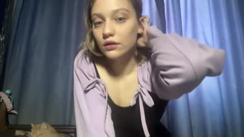 Snapshot of molly_poly chatting on 11-11-25, 11:10 molly_poly online show from 11-11-25, 11:10