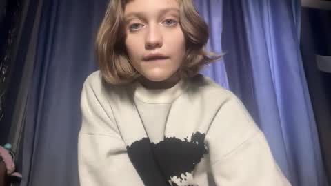 Snapshot of molly_poly chatting on 11-12-25, 12:27 molly_poly online show from 11-12-25, 12:27