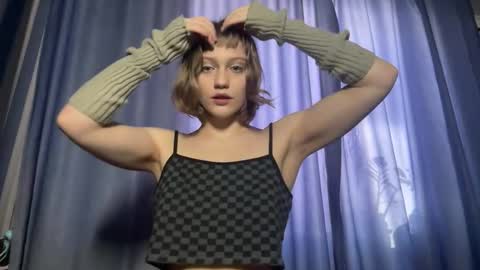 Snapshot of molly_poly chatting on 11-17-25, 09:59 molly_poly online show from 11-17-25, 09:59