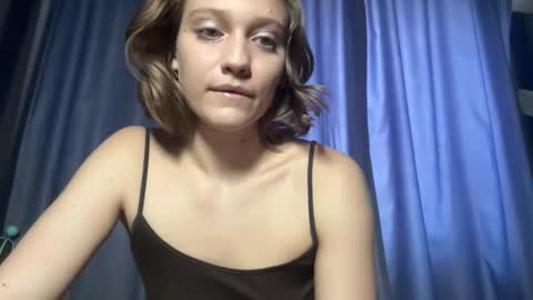 Snapshot of molly_poly chatting on 11-22-25, 11:42 molly_poly online show from 11-22-25, 11:42