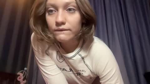 Snapshot of molly_poly chatting on 12-19-25, 05:53 molly_poly online show from 12-19-25, 05:53