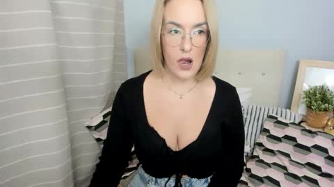 Snapshot of mollycrazy chatting on 11-27-25, 03:25 MollyCrazy online show from 11-27-25, 03:25