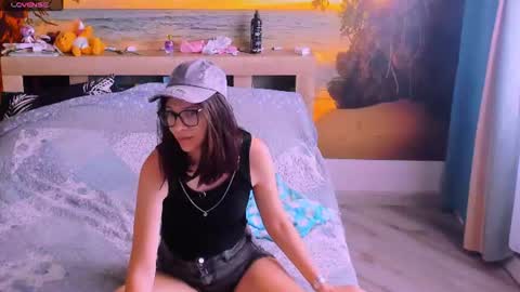 Snapshot of mollylollipop20 chatting on 06-15-26, 03:42 KIRA online show from 06-15-26, 03:42