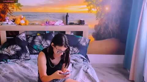 Snapshot of mollylollipop20 chatting on 06-17-26, 04:59 KIRA online show from 06-17-26, 04:59