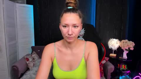 hi im Molly heregreat boobs big heart  warm pussy  online show from 11-18-25, 12:38
