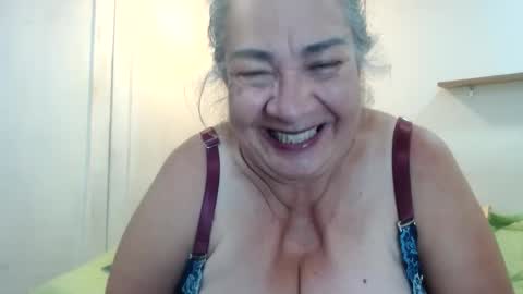 Snapshot of mom_is_wet chatting on 12-26-24, 05:47 nativa online show from 12-26-24, 05:47