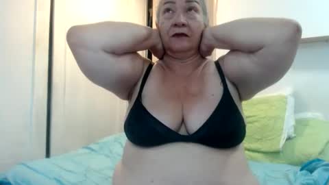 Snapshot of mom_is_wet chatting on 02-11-25, 03:50 nativa online show from 02-11-25, 03:50