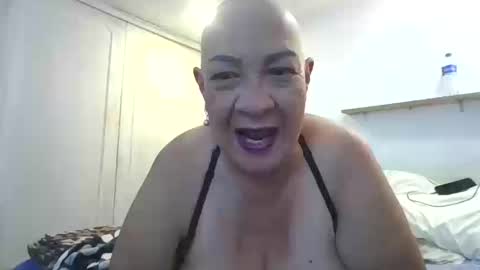 Snapshot of mom_is_wet chatting on 10-15-25, 04:01 nativa online show from 10-15-25, 04:01