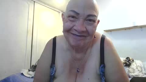 Snapshot of mom_is_wet chatting on 10-31-25, 04:57 nativa online show from 10-31-25, 04:57