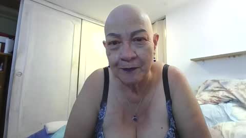 Snapshot of mom_is_wet chatting on 11-03-25, 03:19 nativa online show from 11-03-25, 03:19