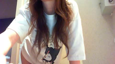 Snapshot of momentbeforedown chatting on 05-11-26, 01:33 Hailey online show from 05-11-26, 01:33