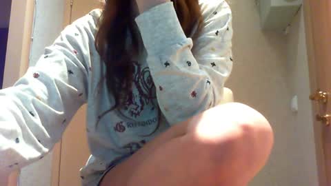 Snapshot of momentbeforedown chatting on 05-16-26, 03:47 Hailey online show from 05-16-26, 03:47
