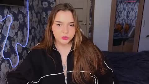 Snapshot of momiji_i chatting on 02-26-26, 10:14 Leah online show from 02-26-26, 10:14