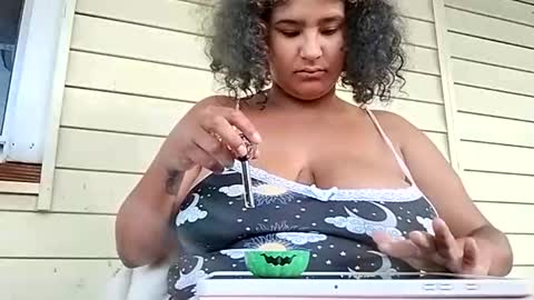 Snapshot of mommybubbles chatting on 09-21-25, 11:45 Mommy bubbles online show from 09-21-25, 11:45