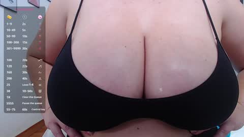 Snapshot of mommyissuess_ chatting on 01-27-25, 10:49 Daphne online show from 01-27-25, 10:49