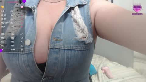 Snapshot of mommyissuess_ chatting on 02-06-25, 05:14 Daphne online show from 02-06-25, 05:14