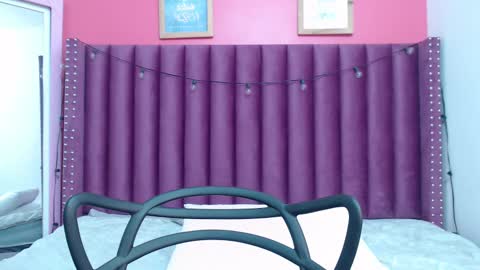 Snapshot of mommyissuess_ chatting on 02-15-25, 06:02 Daphne online show from 02-15-25, 06:02