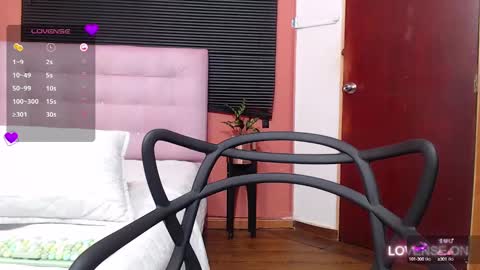 Snapshot of mommyissuess_ chatting on 03-07-25, 11:27 Daphne online show from 03-07-25, 11:27