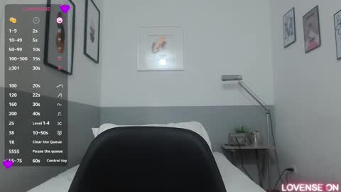 Snapshot of mommyissuess_ chatting on 03-09-25, 10:19 Daphne online show from 03-09-25, 10:19