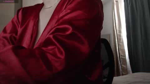 Snapshot of mommyissuess_ chatting on 10-16-25, 10:22 Daphne online show from 10-16-25, 10:22