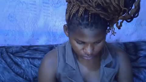 Snapshot of momsdoll chatting on 01-12-26, 07:35 momsdoll online show from 01-12-26, 07:35