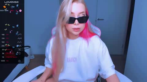 Snapshot of monalauu chatting on 03-11-25, 03:12 online show from 03-11-25, 03:12