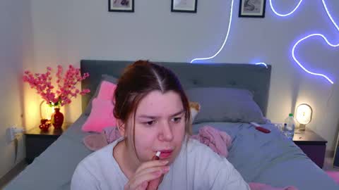 Snapshot of moneyforpeaches chatting on 04-21-26, 04:12 moneyforpeaches online show from 04-21-26, 04:12