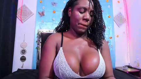 Snapshot of monicaroux chatting on 02-26-26, 01:32 online show from 02-26-26, 01:32