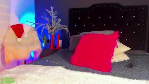 Snapshot of moniqueyoumilf chatting on 12-06-24, 02:35 Monique  online show from 12-06-24, 02:35