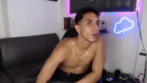 Snapshot of monkey_uchiha77 chatting on 03-06-25, 03:45 simon dice online show from 03-06-25, 03:45