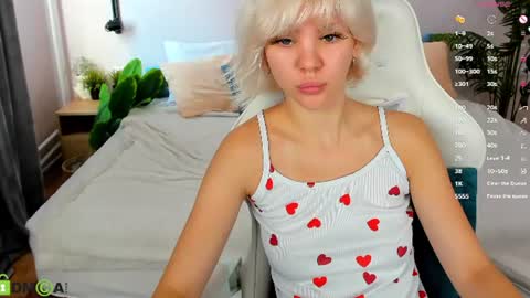 Snapshot of monro_doll chatting on 07-12-26, 10:28 MONRO online show from 07-12-26, 10:28