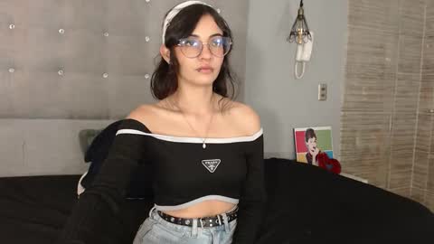 Snapshot of moon__april chatting on 10-09-25, 08:18 Elizabeth online show from 10-09-25, 08:18