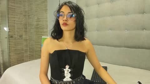 Snapshot of moon__april chatting on 10-24-25, 10:28 Elizabeth online show from 10-24-25, 10:28