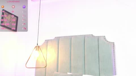 Snapshot of moon_blue95 chatting on 04-30-26, 12:17 Moon online show from 04-30-26, 12:17