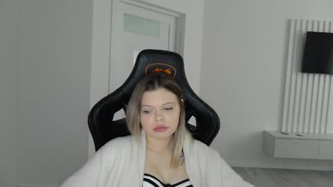 Snapshot of moon_lili chatting on 03-22-26, 12:30 moon_lili online show from 03-22-26, 12:30