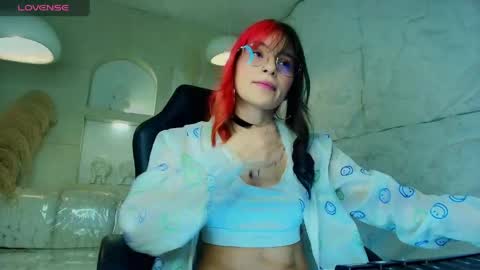 Snapshot of moon_red_r chatting on 04-29-26, 07:53 Moon online show from 04-29-26, 07:53